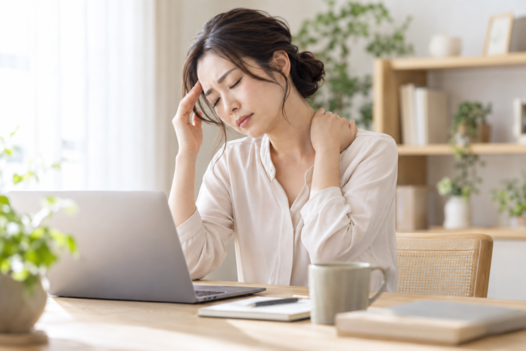 肩こりが頭痛を作るのか、頭痛が肩こりを作るのか。緊張型頭痛の研究で、向きと対処を調べた